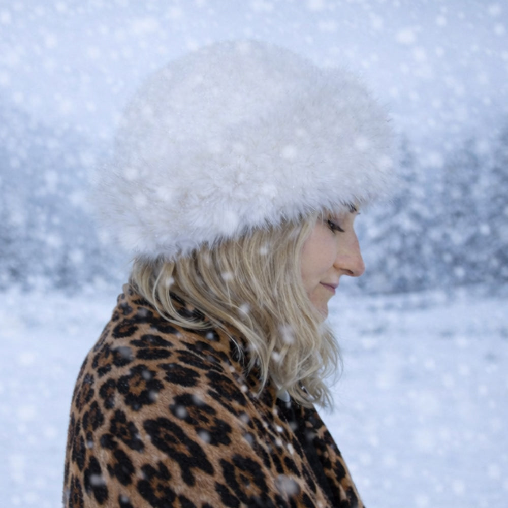 Béžová zimná čiapka z umelej kožušiny – univerzálna veľkosť