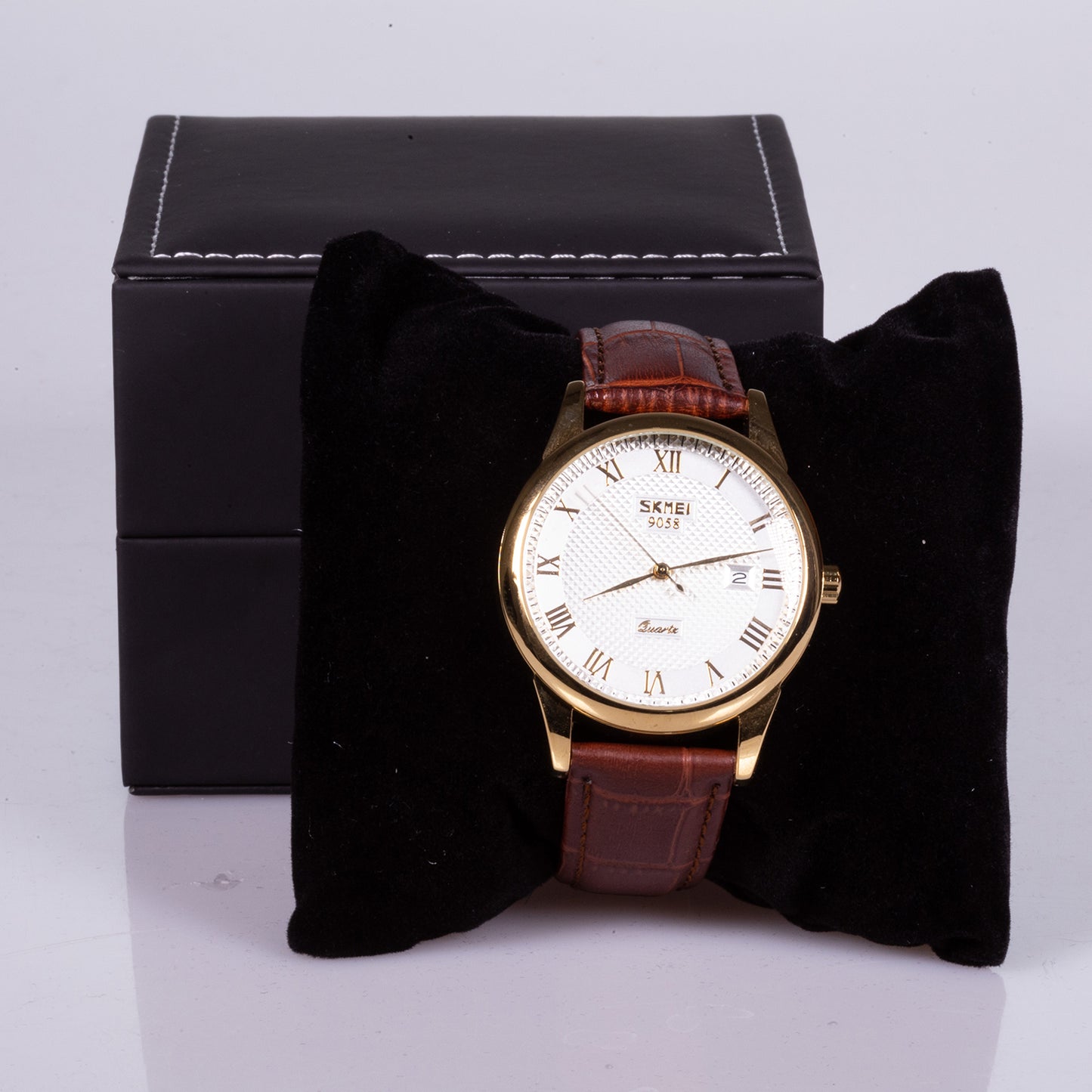 Hodinky z Ušľachtilej Ocele s Hnedým Remienkom a Svetle Béžovým Koženým Ciferníkom