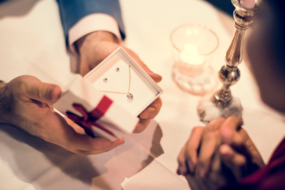 Zlaté alebo strieborné šperky ako darček? Ako si vybrať dokonalý kúsok