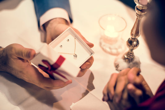 Zlaté alebo strieborné šperky ako darček? Ako si vybrať dokonalý kúsok