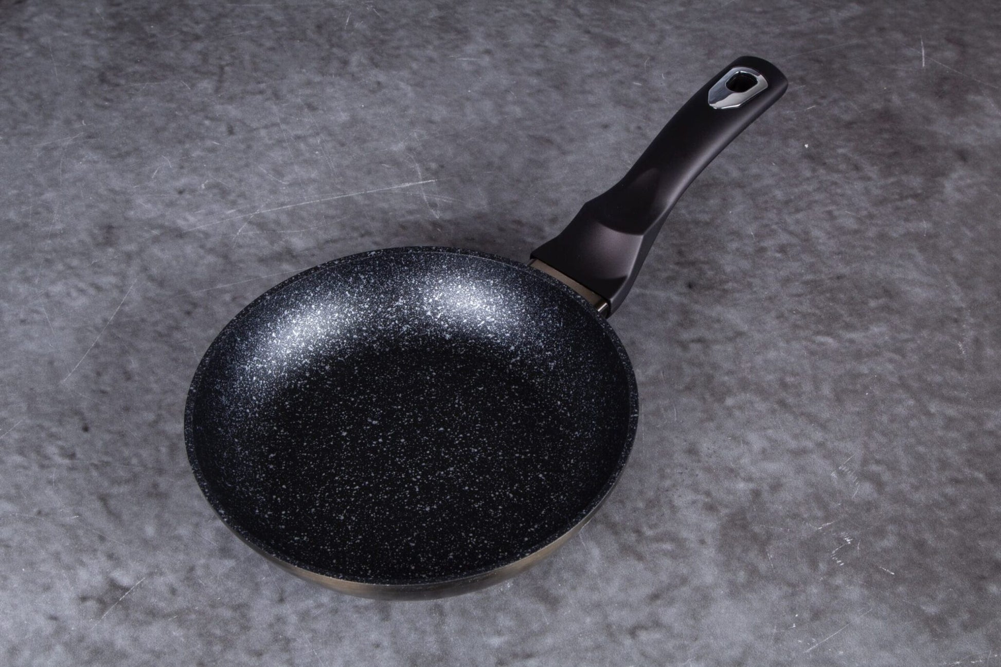 Fritovacia panvica Berlinger Haus Metallic Line Shiny Black Edition, 20 cm, chránič zadarmo 2 