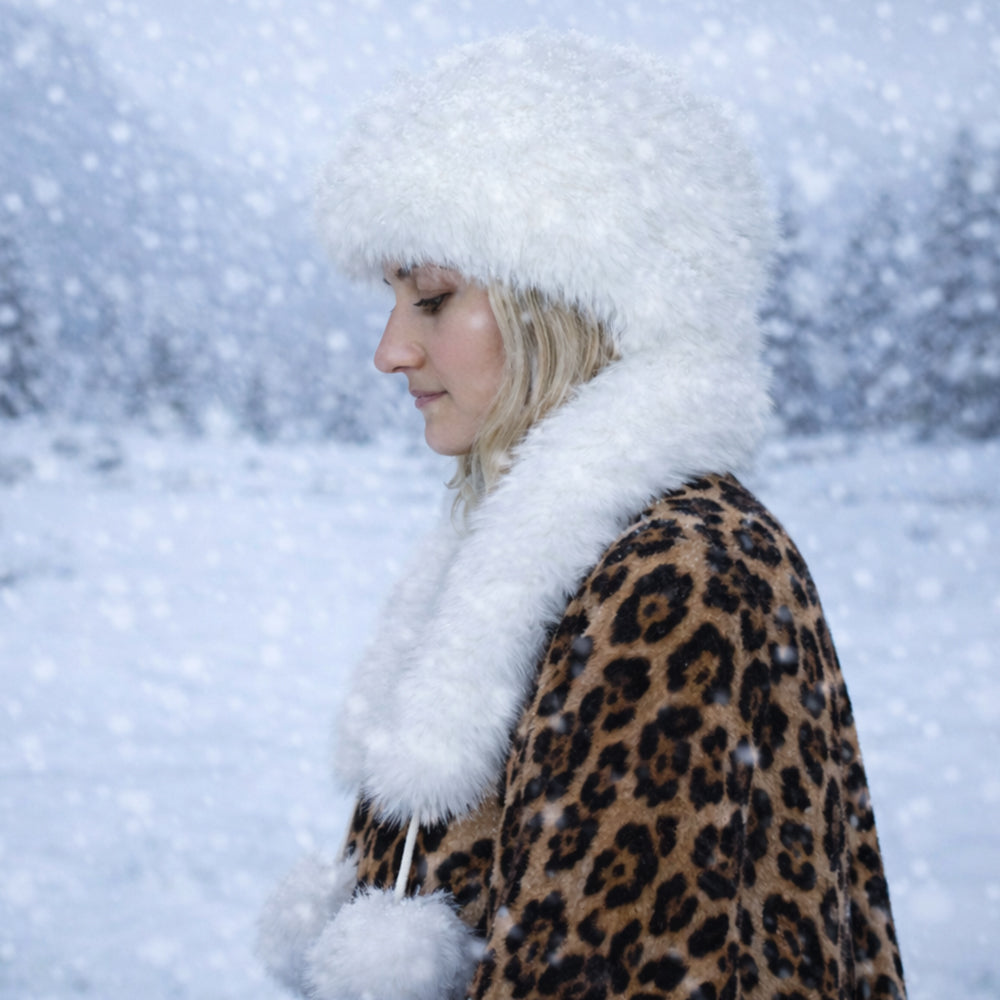 Biela zimná čiapka z umelej kožušiny so šálom – univerzálna veľkosť