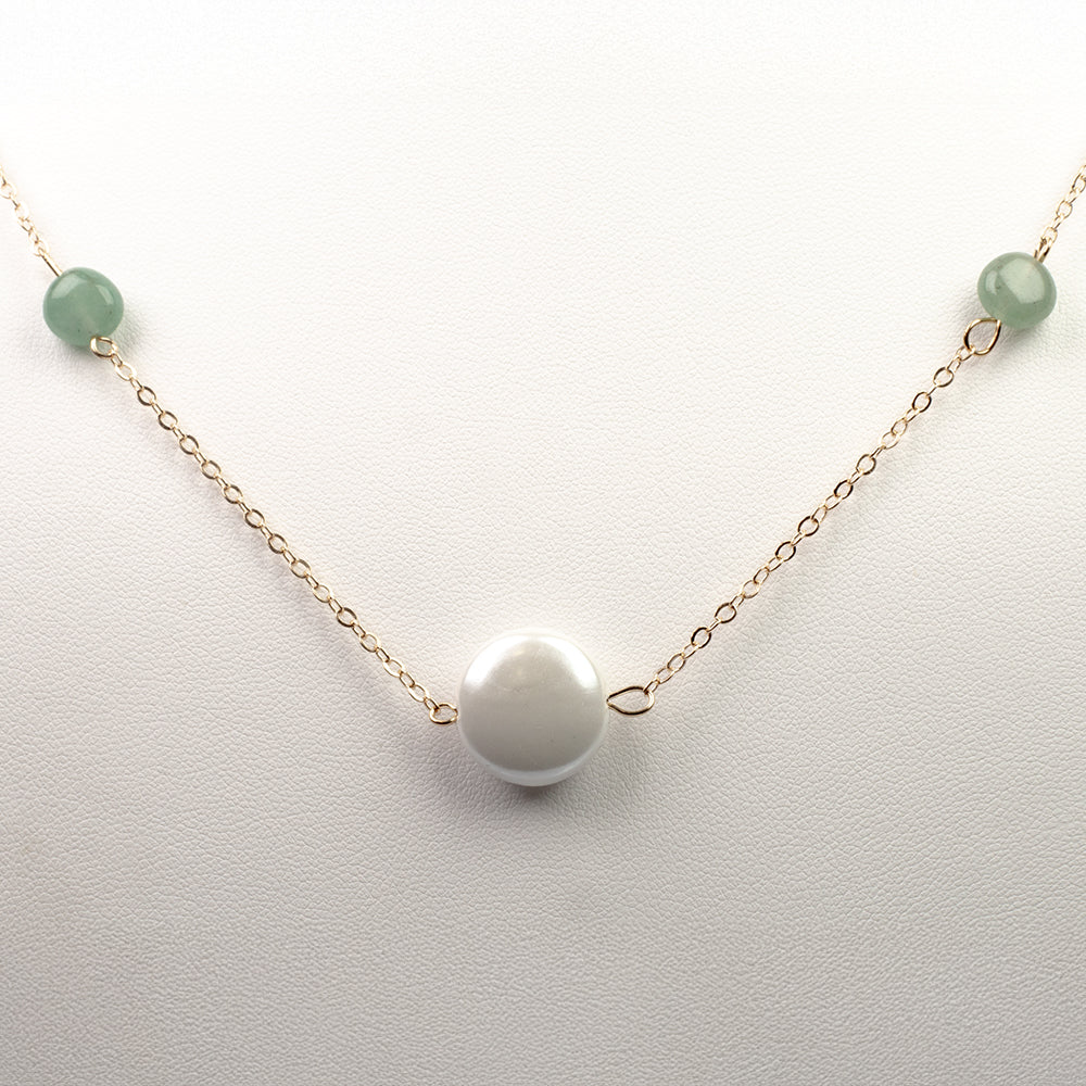 Pozlátený Zliatinový Náhrdelník s Bielou Lastúrou a so Zeleným Aventurinom 2 