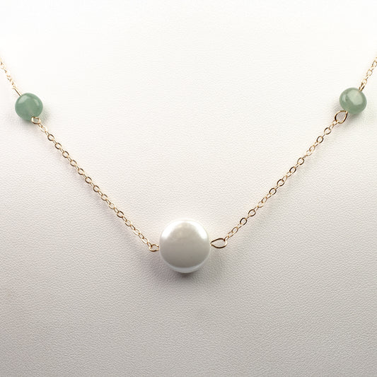 Pozlátený Zliatinový Náhrdelník s Bielou Lastúrou a so Zeleným Aventurinom