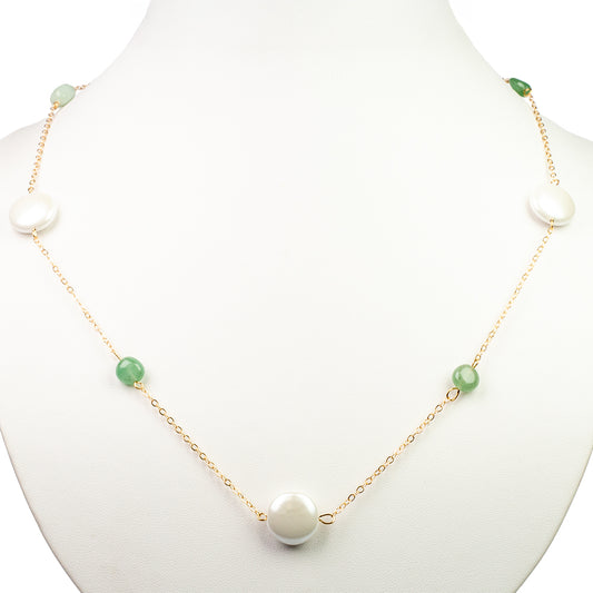 Pozlátený Zliatinový Náhrdelník s Bielou Lastúrou a so Zeleným Aventurinom