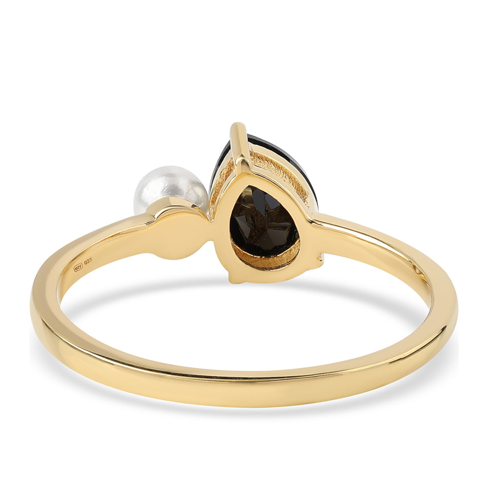Pozlátený Strieborný Prsteň s Čiernym Spinelom a Bielou Sladkovodnou Perlou