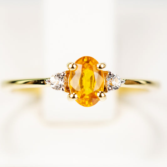 Pozlátený Strieborný Prsteň s Roseberským Žltým Zafírom a Bielym Topásom