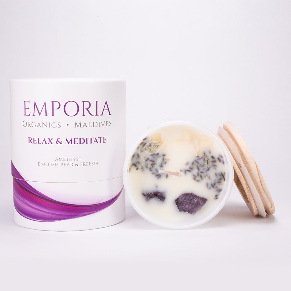 Emporia Organics Sklenená Sviečka: Maledivy - RELAX & MEDITATE, s Ametystom, s vôňou anglickej hrušky a frézie, 100% sójový vosk, 230 g