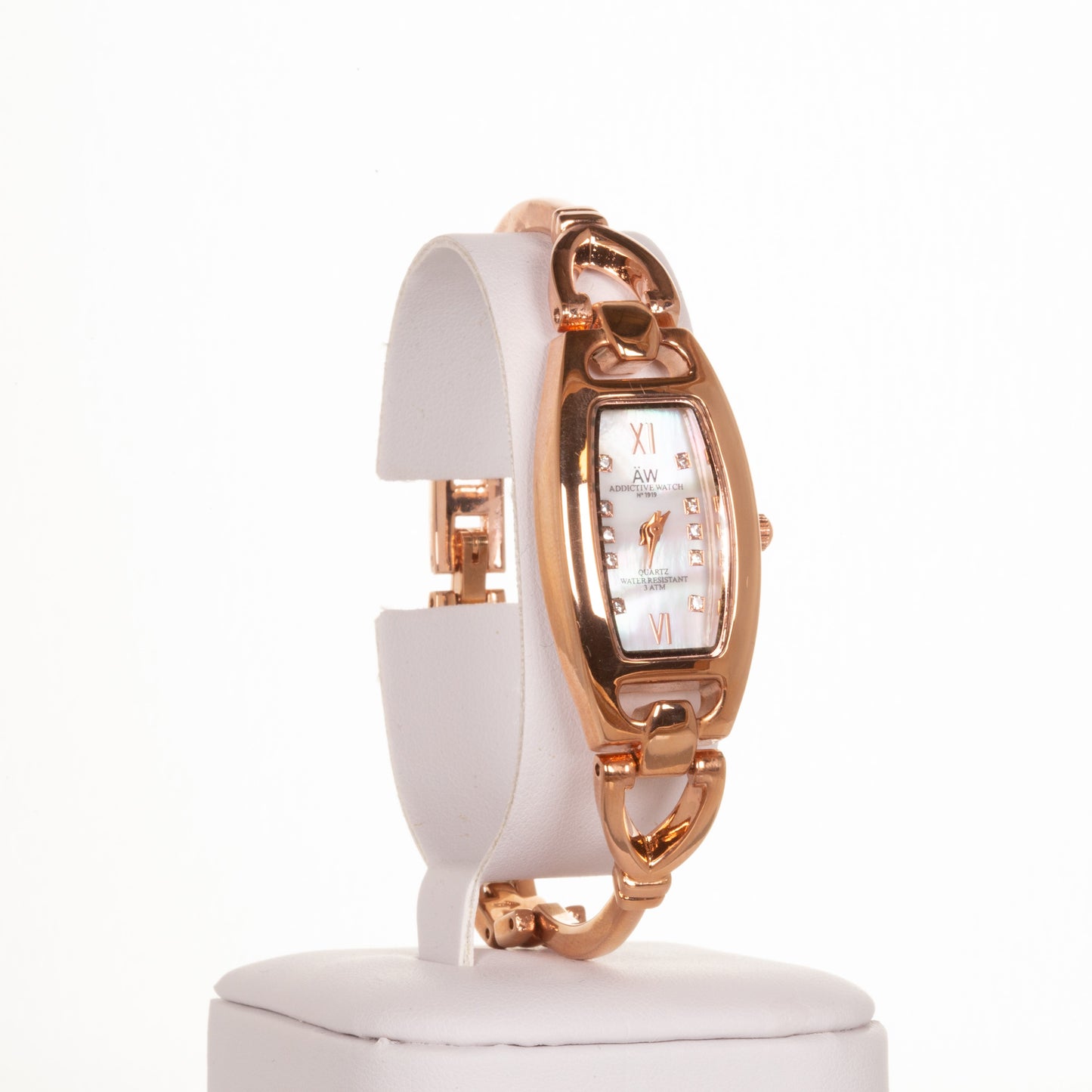 AW dámske hodinky vo farbe ružového zlata s trojuholníkovým remienkom a kryštálmi kremeňa